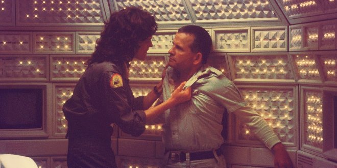 Ripley (Sigourney Weaver) und Ash (Sir Ian Holm Cuthbert) in Alien - Das unheimliche Wesen aus einer fremden Welt Alien - Das unheimliche Wesen aus einer fremden Welt