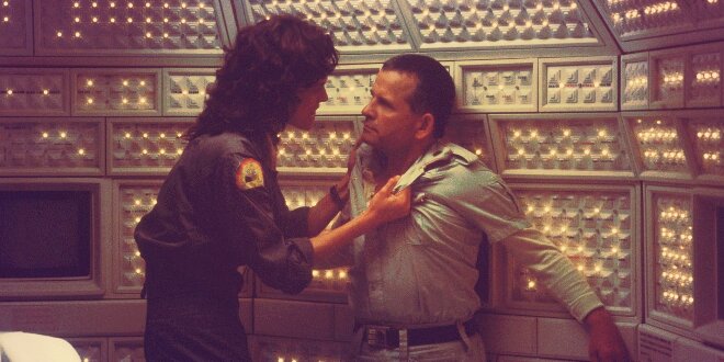 Ripley (Sigourney Weaver) und Ash (Sir Ian Holm Cuthbert) in Alien - Das unheimliche Wesen aus einer fremden Welt Alien - Das unheimliche Wesen aus einer fremden Welt