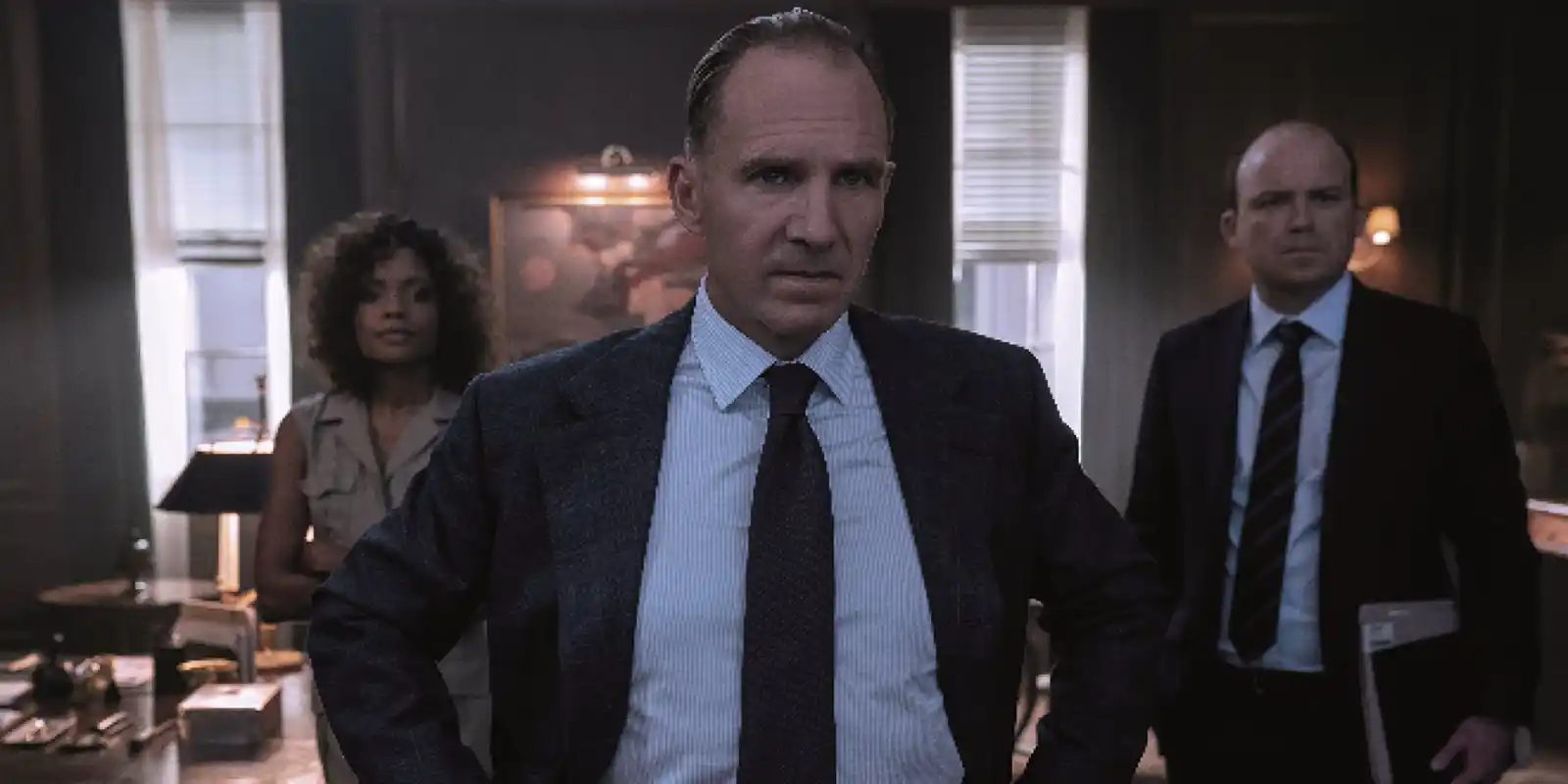 Miss Moneypenny (Naomie Harris), M (Ralph Fiennes) und Bill Tanner (Rory Kinnear)