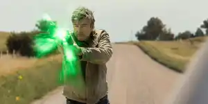 Bild zum Artikel: Lanterns: Vorschau auf Folge 6 – der Mordfall von 2026 wird aufgerollt