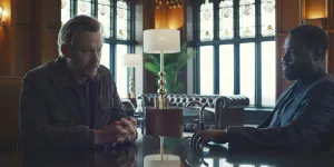 Bild zu: Dark Matter Staffel 2 Folge 9 „Wie man die Box baut“: Agent MacNamara erlebt, was die Box kann
