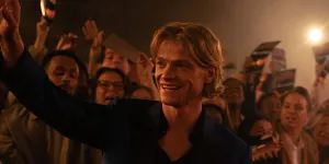 Bild zu: Mit gerissenem Kreuzband: Tom Rhys Harries verschwieg beim „Clayface“-Dreh eine Knieverletzung